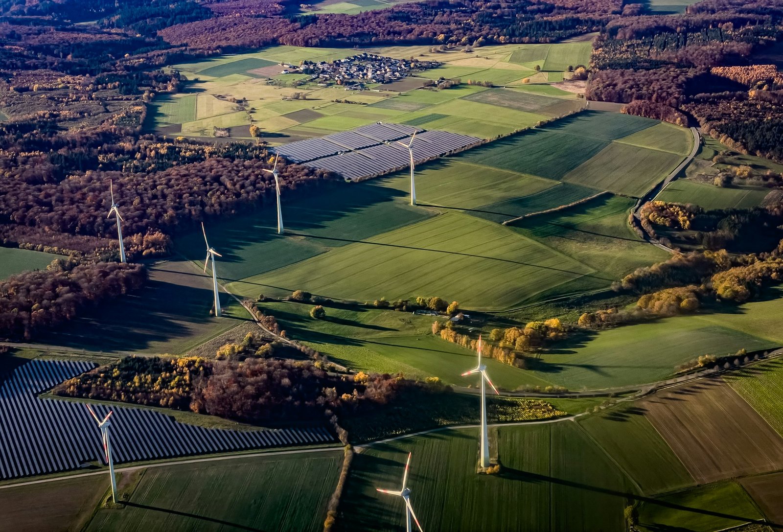 Windmolens en zonnepanelen op een veld