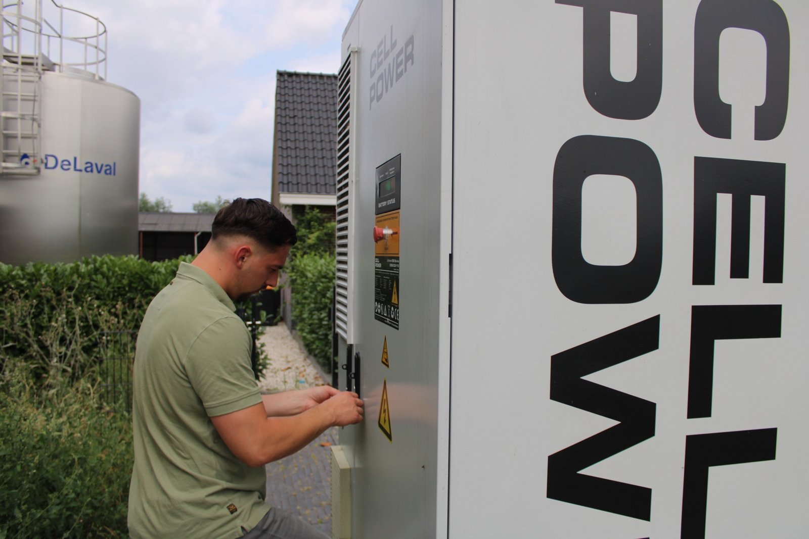 Monteur bij CELL POWER batterij