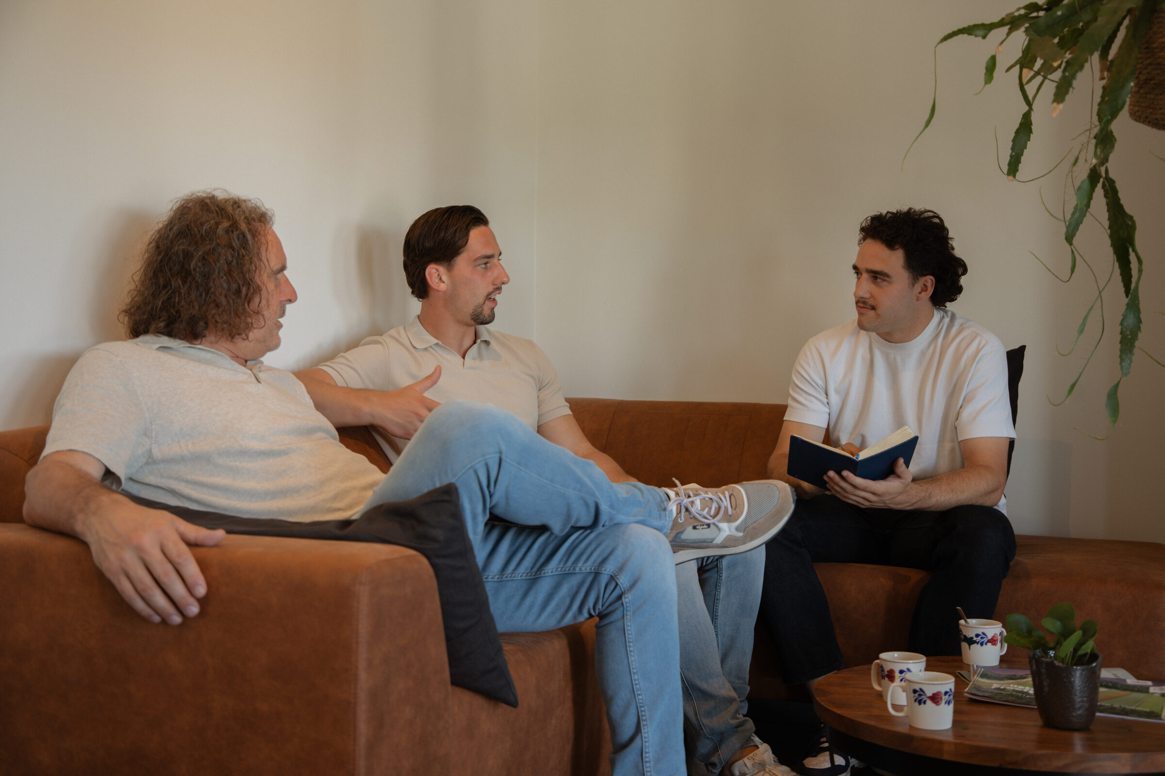 Het team van GreenDee in gesprek met een ondernemer