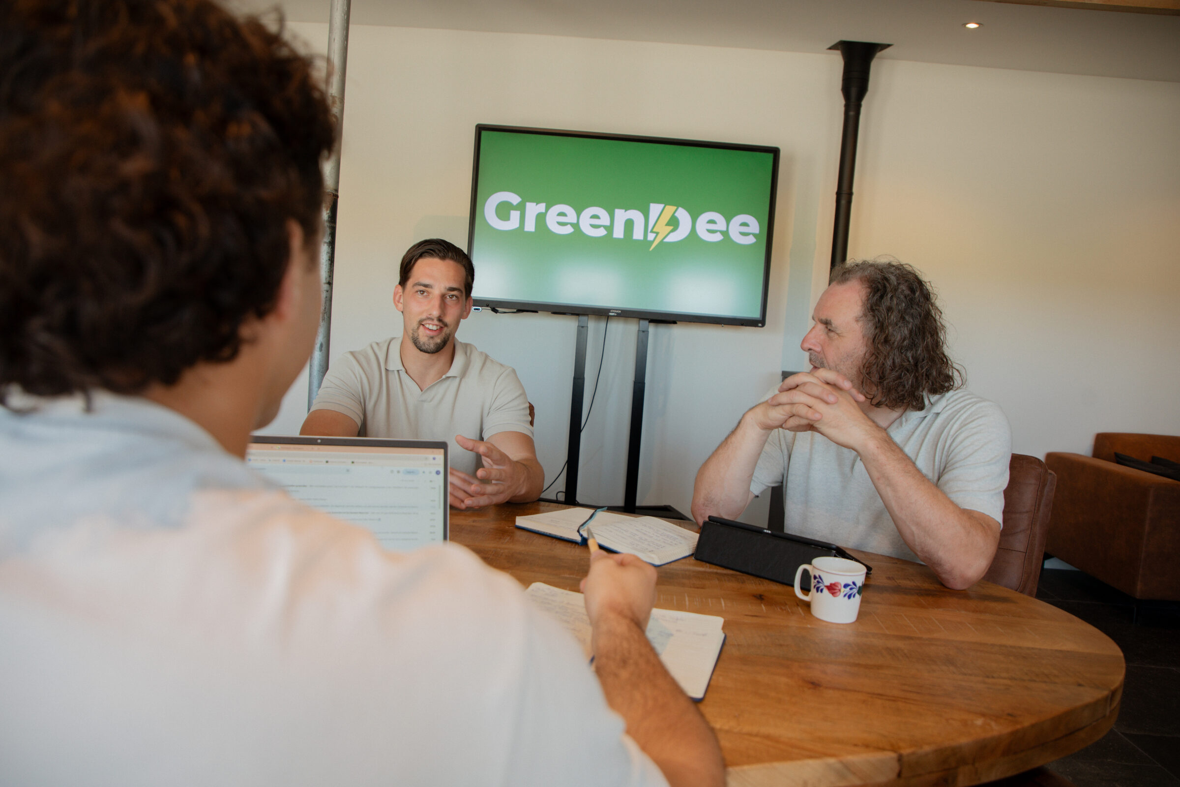Gesprek aan tafel over een offertetraject