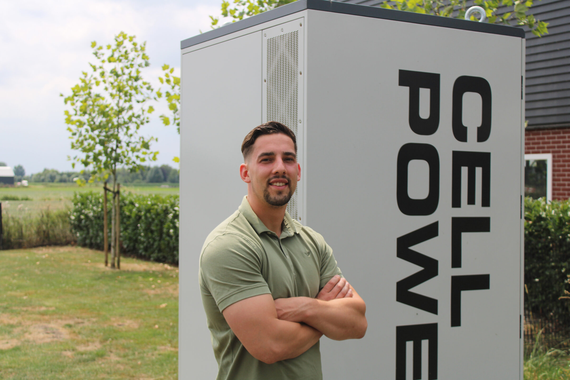 Medewerker van GreenDee bij een Cellpower batterijsysteem